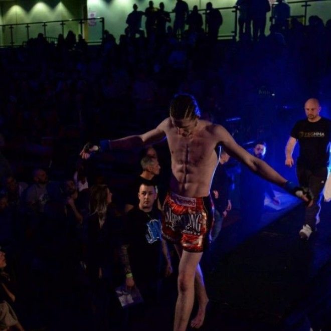 Восьмеро гопников с ножами решили отжать телефон у парня а тот оказался бойцом ММА