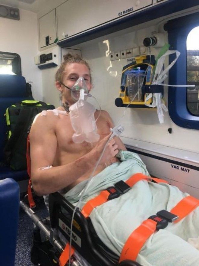 Восьмеро гопников с ножами решили отжать телефон у парня а тот оказался бойцом ММА