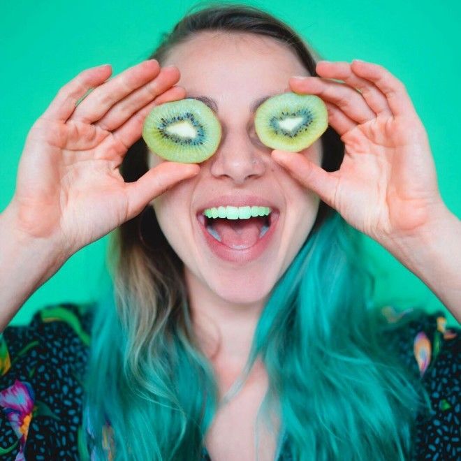 В сети набирает популярность странный новый тренд - цветные зубы