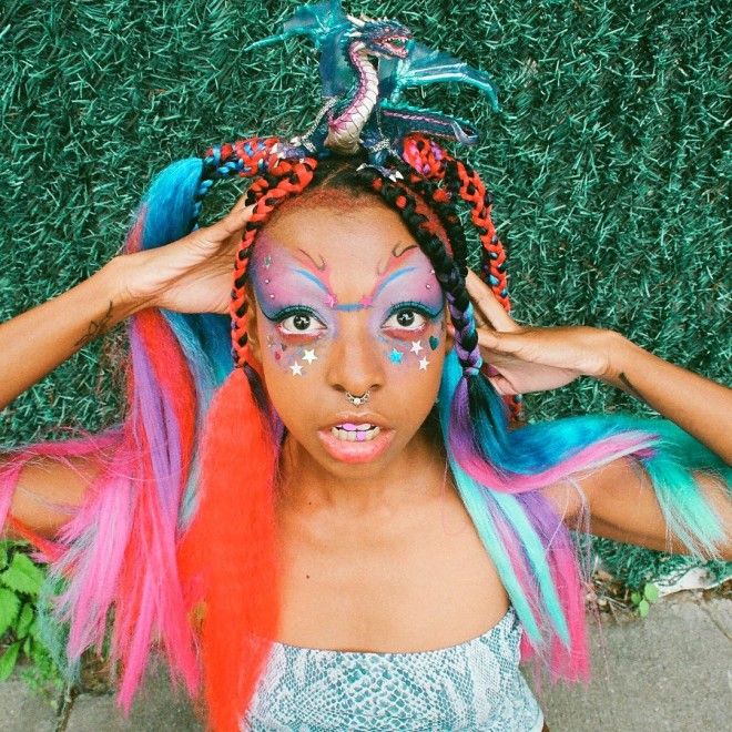 В сети набирает популярность странный новый тренд - цветные зубы