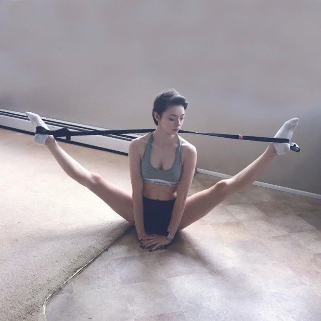 19-летняя девушка-змея, поражающая своей способностью изгибать тело в необычные формы