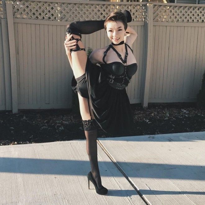 19-летняя девушка-змея, поражающая своей способностью изгибать тело в необычные формы