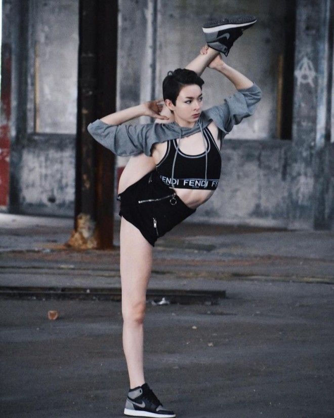 19-летняя девушка-змея, поражающая своей способностью изгибать тело в необычные формы