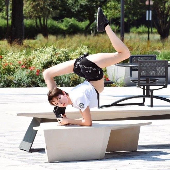 19-летняя девушка-змея, поражающая своей способностью изгибать тело в необычные формы