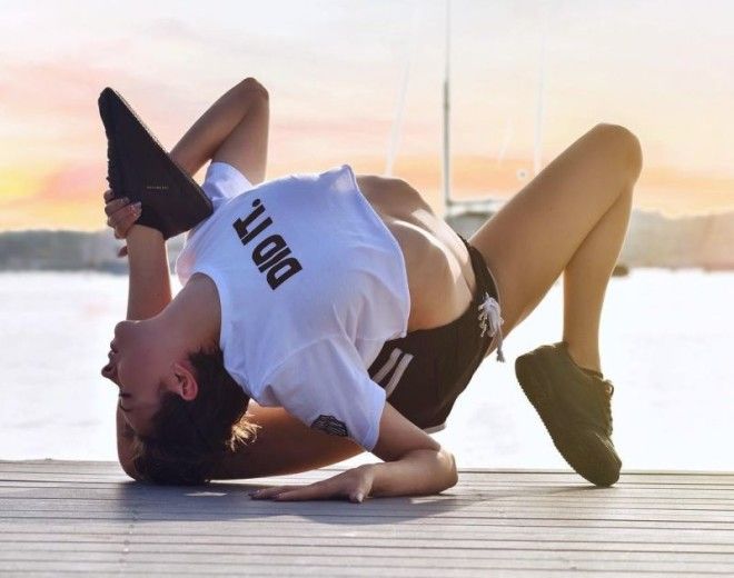 19-летняя девушка-змея, поражающая своей способностью изгибать тело в необычные формы