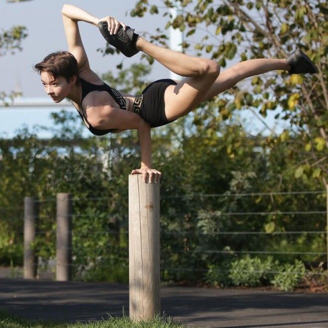 19-летняя девушка-змея, поражающая своей способностью изгибать тело в необычные формы