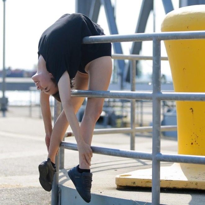 19-летняя девушка-змея, поражающая своей способностью изгибать тело в необычные формы