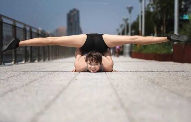 19-летняя девушка-змея, поражающая своей способностью изгибать тело в необычные формы