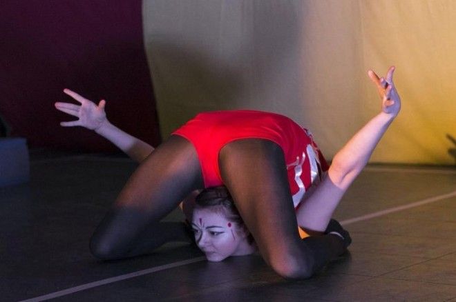 19-летняя девушка-змея, поражающая своей способностью изгибать тело в необычные формы