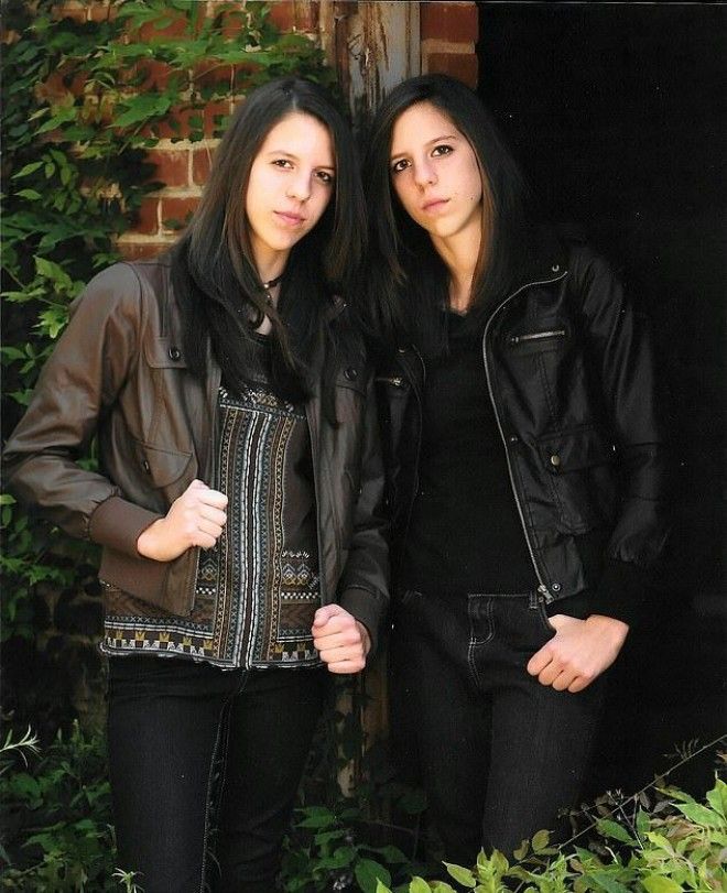 Сестры-близняшки стали парнями, но без хозяйства