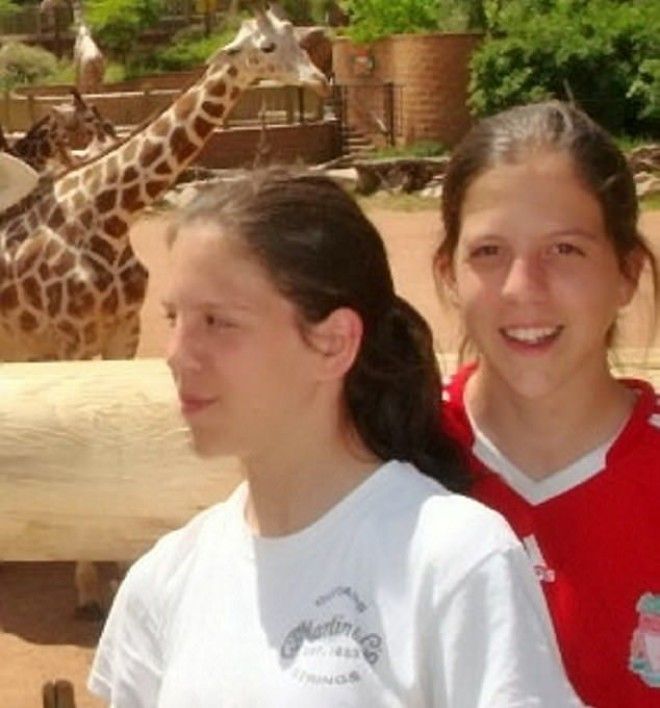 Сестры-близняшки стали парнями, но без хозяйства