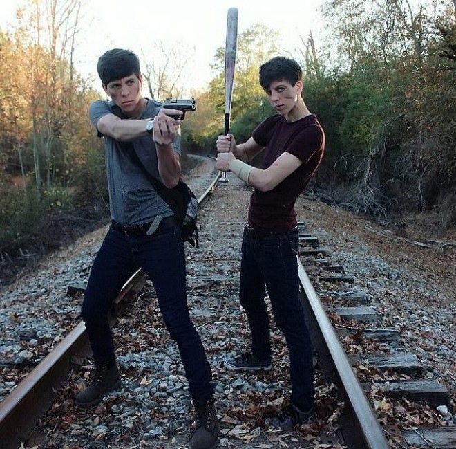 Сестры-близняшки стали парнями, но без хозяйства