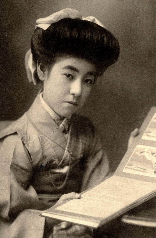 Винтажные фото гейш в купальниках