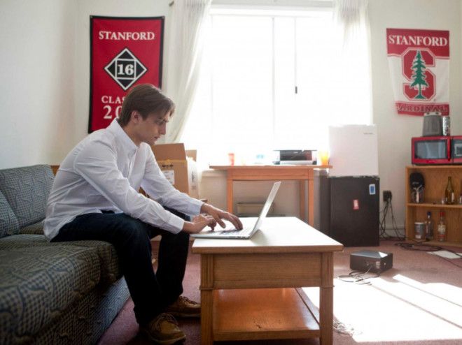 Джесси Леймгрубер работает на ноутбуке в комнате Griffin 304