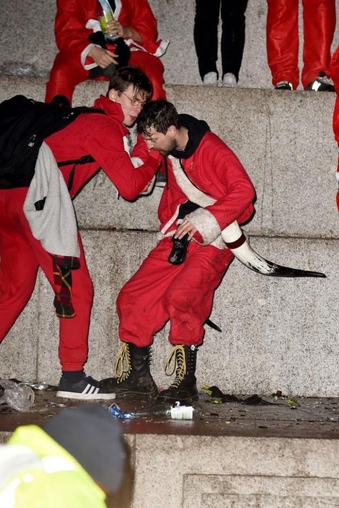 В Лондоне состоялась грандиозная попойка Санта-Клаусов