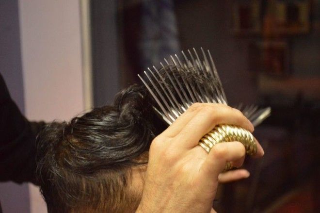 Парикмахер стрижет клиентов 27 парами ножниц одновременно