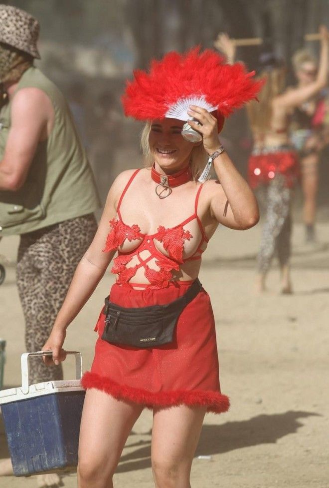 Фестиваль "Земляничные поляны" собрал щедрый урожай "ягодок" в откровенных нарядах