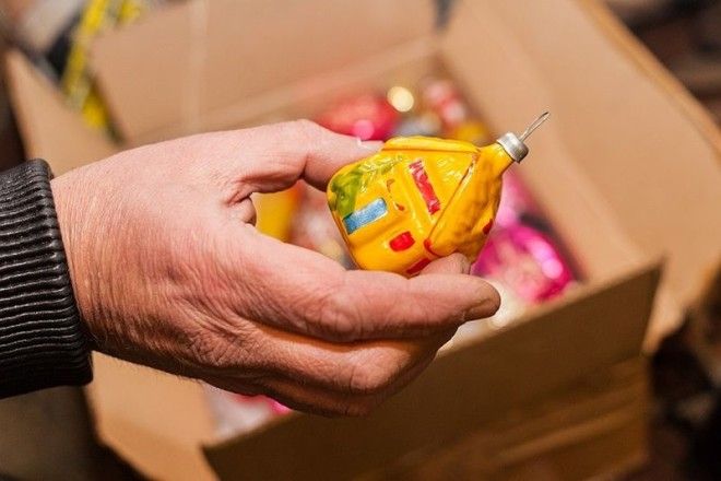 Найденные в кладовке старые елочные игрушки затянули на миллион рублей