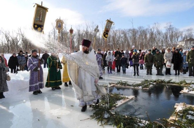 Святой водой можно окроплять жилье, вещи, принимать во время болезни