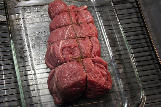 Придаём мясу форму с помощью шпагата