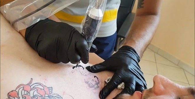 Зря тату-мастер решил поработать вслепую