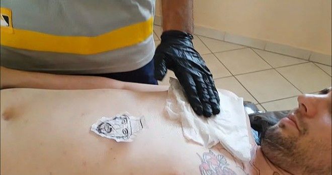 Зря тату-мастер решил поработать вслепую