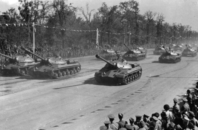 Зачем Советский Союз показал на параде в Берлине танки ИС-3 Зачем Советский Союз показал на параде в Берлине танки ИС-3