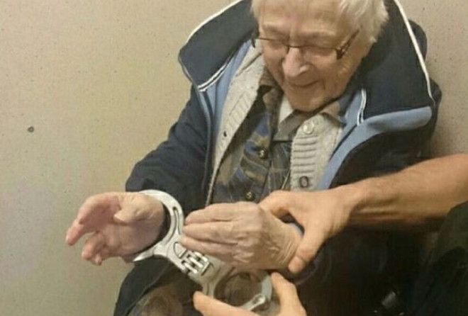 Теперь это очень счастливая бабушка! 