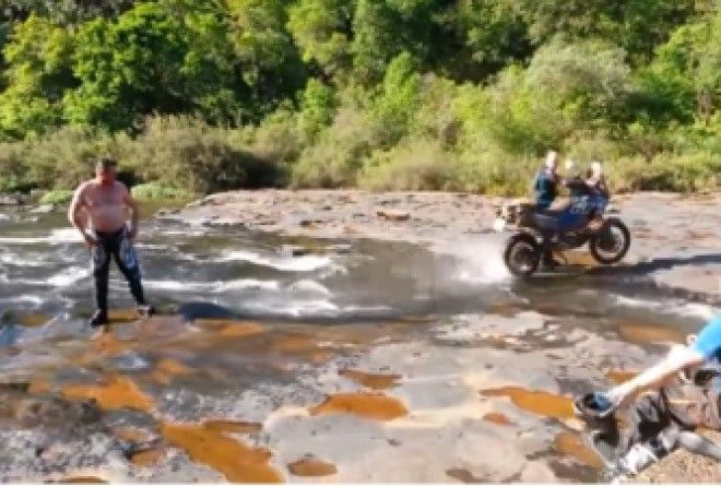 Байкер придумал забавный способ использования мотоцикла