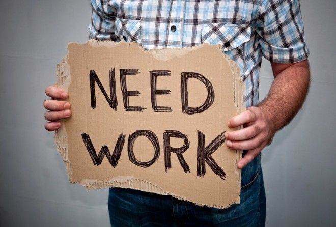 Тяжелее всего устроиться на работу выпускникам вузов и людям предпенсионного возраста.