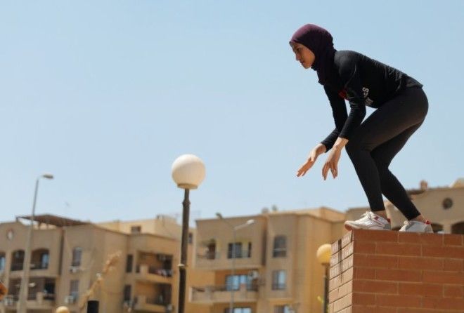 На окраине столицы Египта по стенам зданий бегают и сигают девчата...