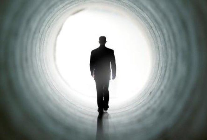 Стереотипный туннель белого света может быть вызван всплеском нейронной активности.