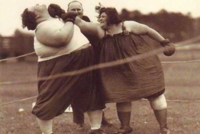 Женский бокс в 19 веке имел репутацию жестокого и кровавого зрелища.