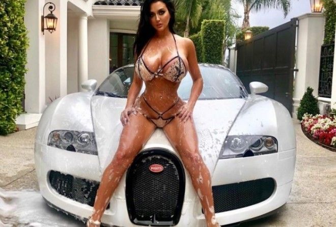 Хирурги так оттюнинговали модель, что теперь она больше похожа на силиконовую куклу.