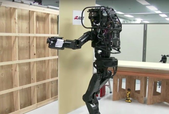 Дроид сможет заняться отделкой помещений и мелким ремонтом.