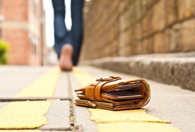 При отсутствии загранпаспорта вы считаетесь нелегалом и не имеете возможности возвратиться домой.