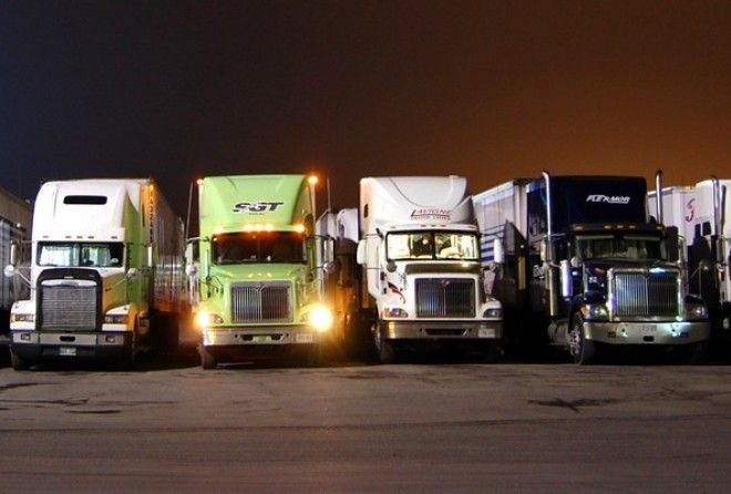 Знаменитые американские грузовики, бороздящие пустынные пейзажи Аризоны… 