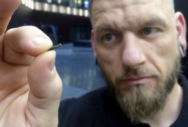 Достаточно просто взмахнуть рукой.