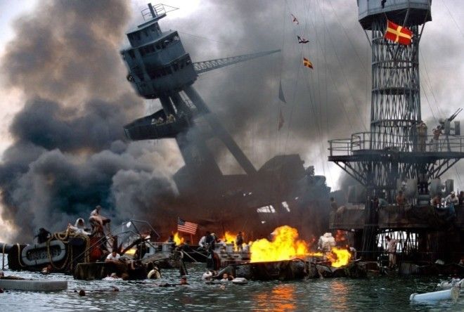 8 декабря 1941 года Рузвельт объявил войну Японии. 