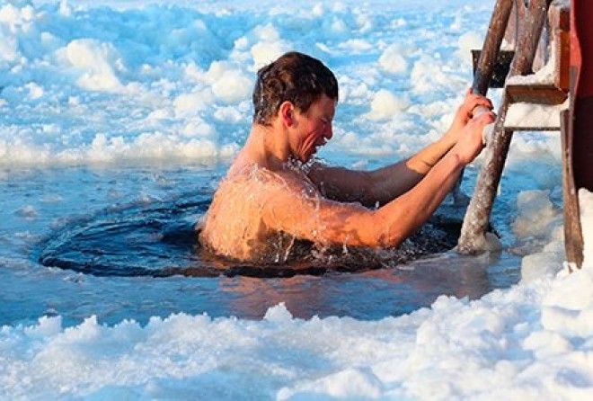 Погружение в холодную воду – стресс для организма.