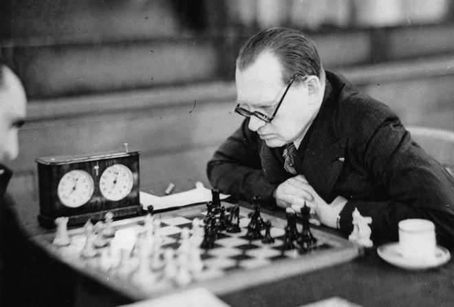 Энциклопедии скромно умалчивают о лошадиных дозах спиртного, которыми баловал себя чемпион.