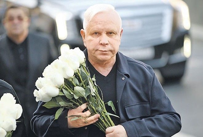 Артист с трудом передвигался